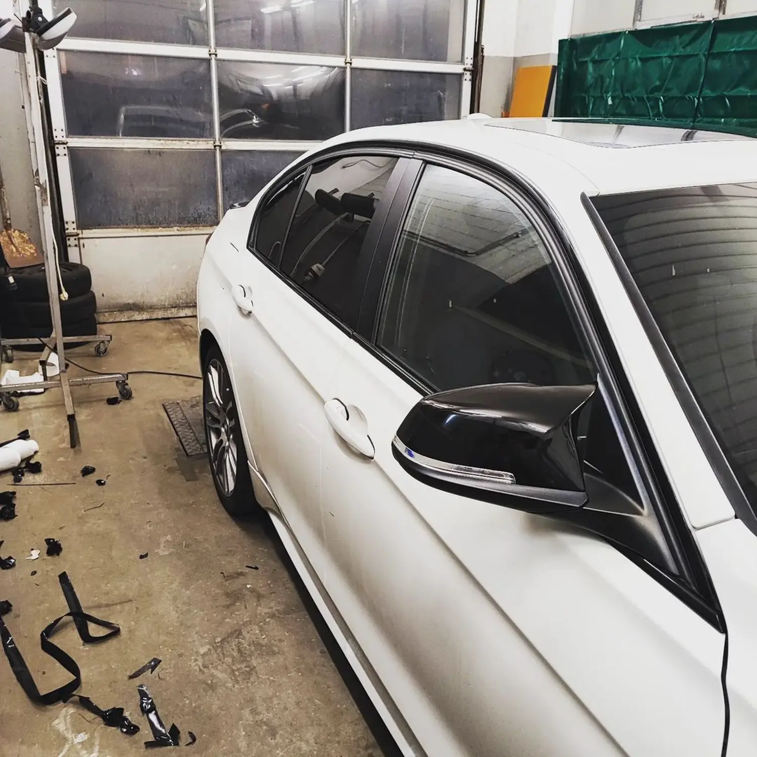 Cupra Leon mit jeder Menge schwarzer Details und Cupra Streifen Grill, Blades, Schwert, Schweller und Dach wurden schwarz foliert von Wrap Society Foliendesign
