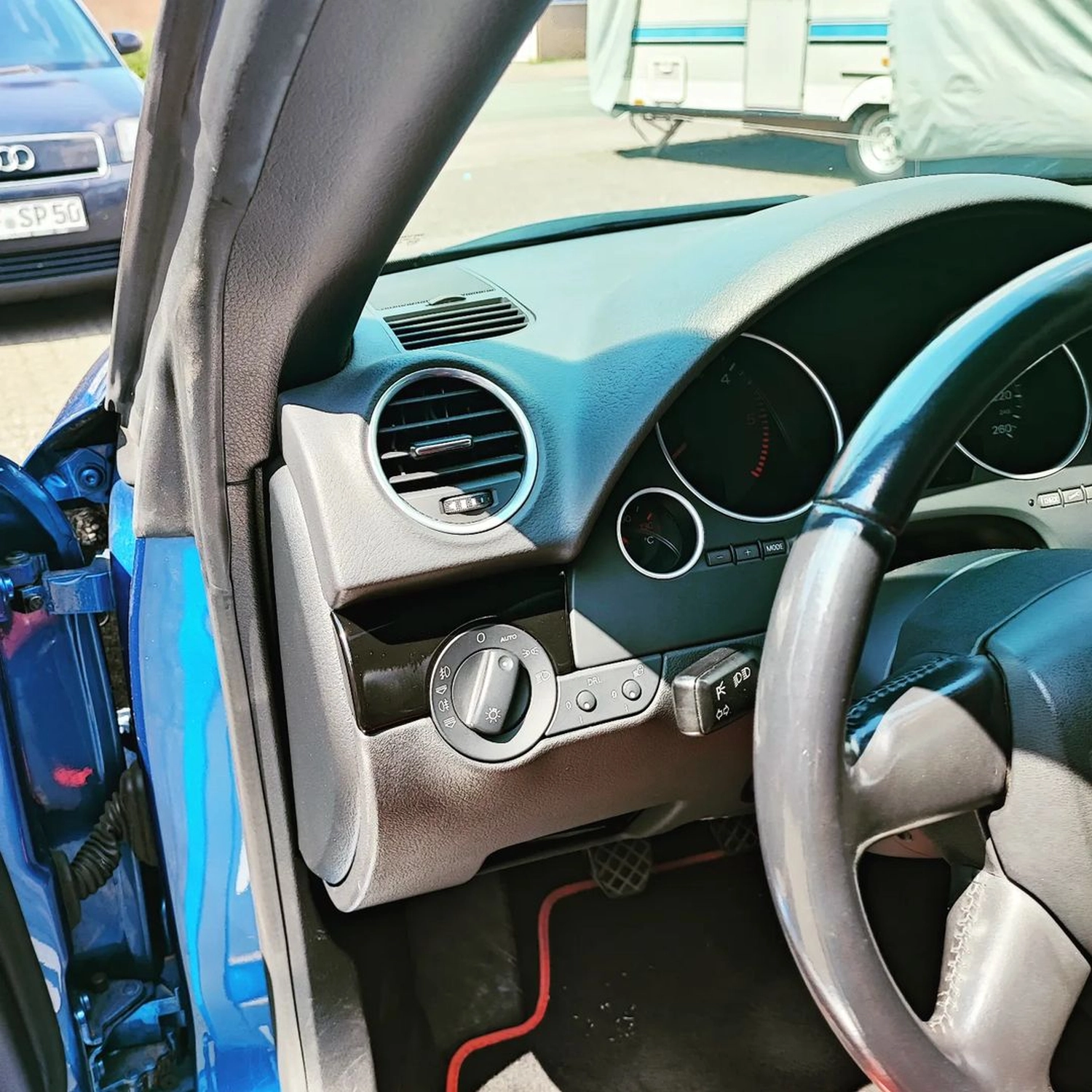 Audi A4 Cabrio - Interieur Leisten in schwarz glänzend von Wrap Society Foliendesign