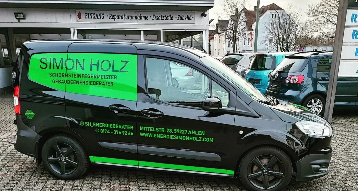 Beschrifteter Firmentransporter mit Digitaldruck – Wrap Society Ahlen